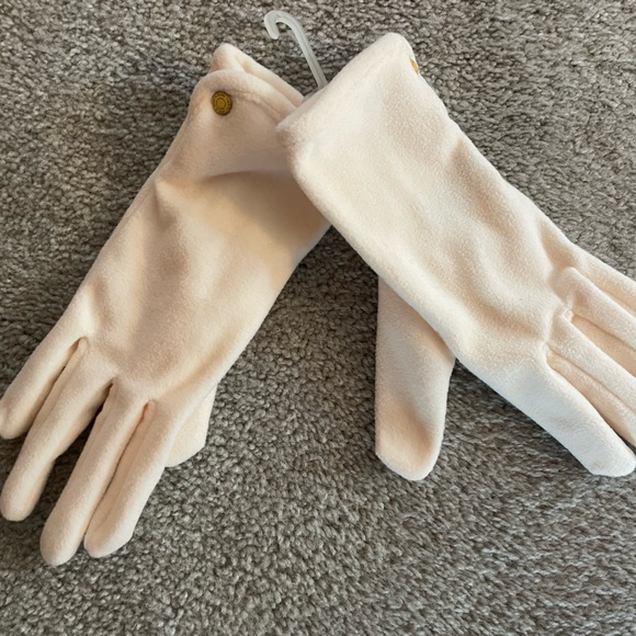 New with tags Gap Small/Medium fleece cream coloured gloves - Picture 2 of 4